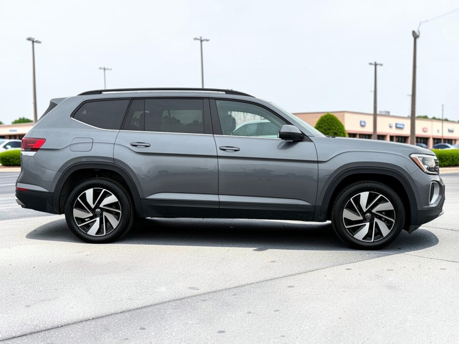 2025 Volkswagen Atlas SE w/Tech - Photo 9