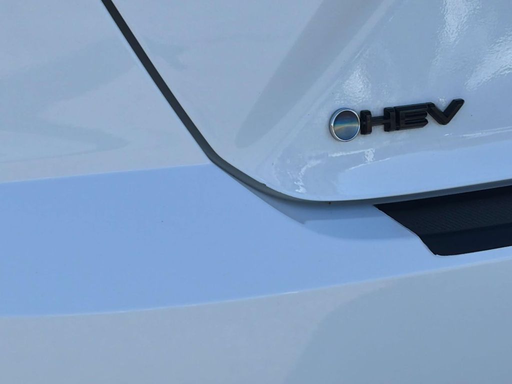 2025 Toyota Camry SE - Photo 6