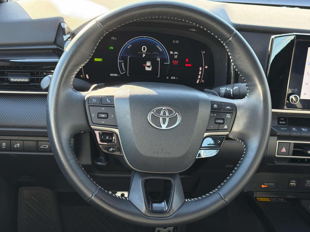 2025 Toyota Camry SE - Photo 9