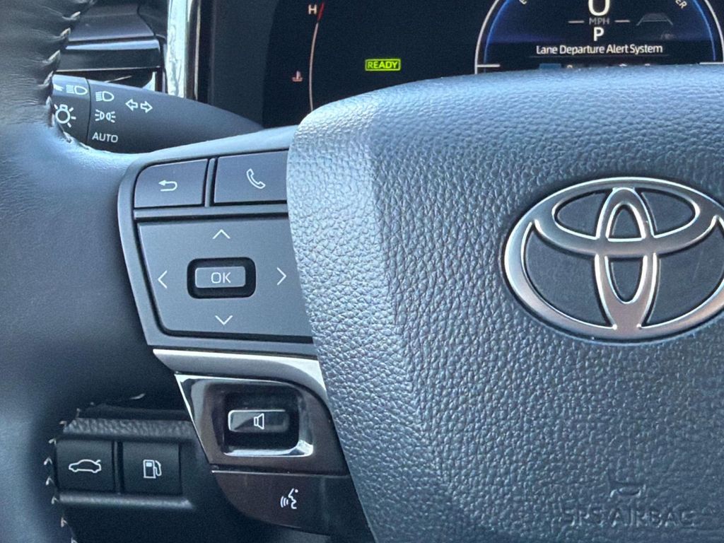2025 Toyota Camry SE - Photo 10