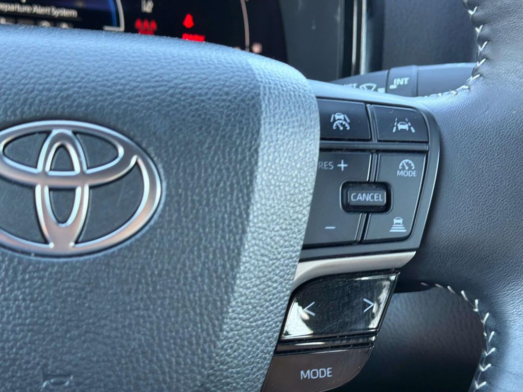 2025 Toyota Camry SE - Photo 11