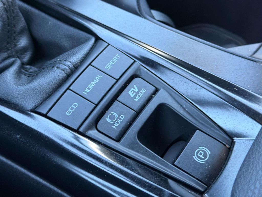 2025 Toyota Camry SE - Photo 17