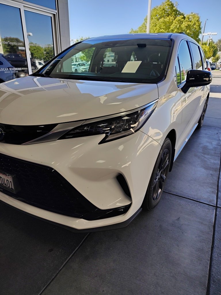 2024 Toyota Sienna XSE - Photo 1