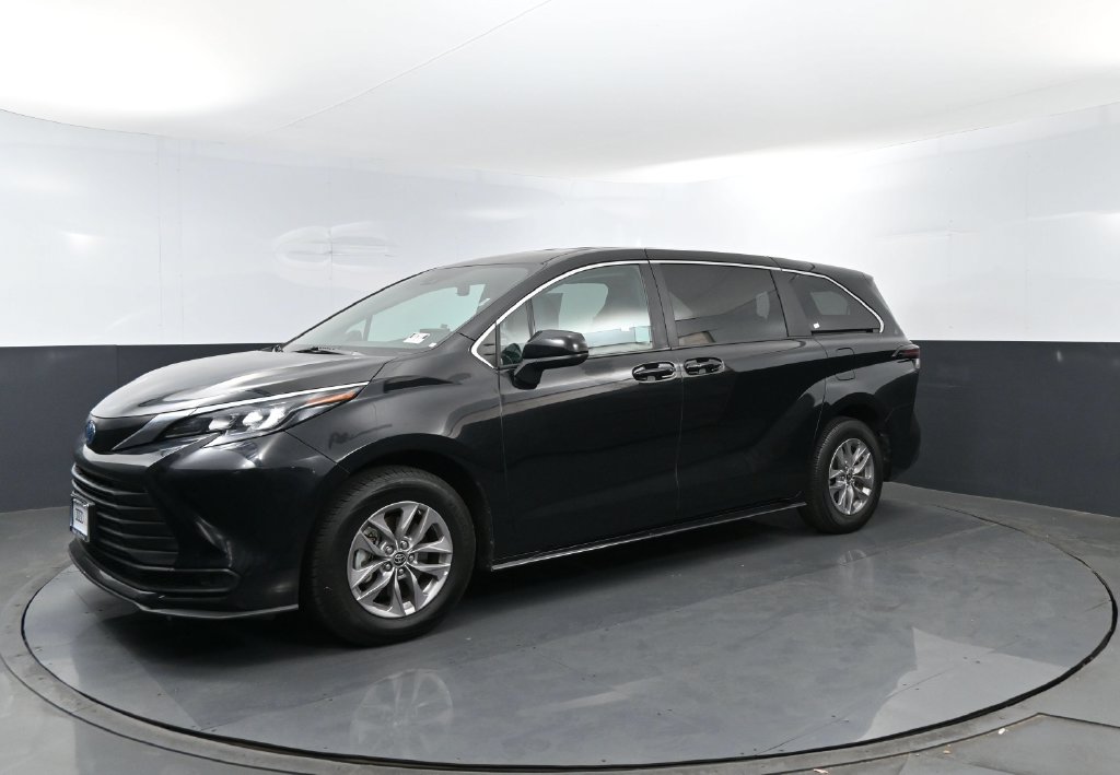 2025 Toyota Sienna LE