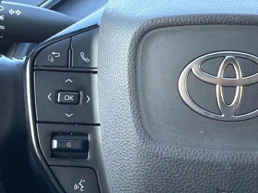 2024 Toyota Prius XLE - Photo 13